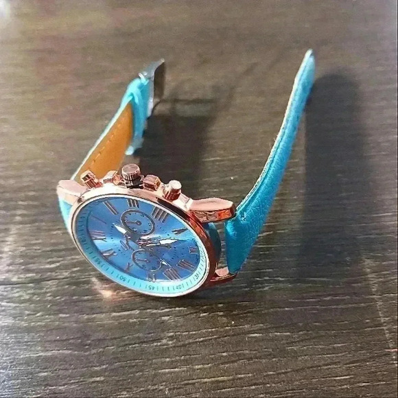 Blue women's watch - Picture 3 of 6